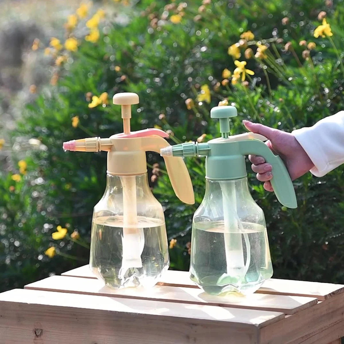 1PCS 1.5L Watering Bottle Pressure Garden Sprayer Spray Bottle With Pump Action Pressure With Adjustable Nozzle Plants Watering