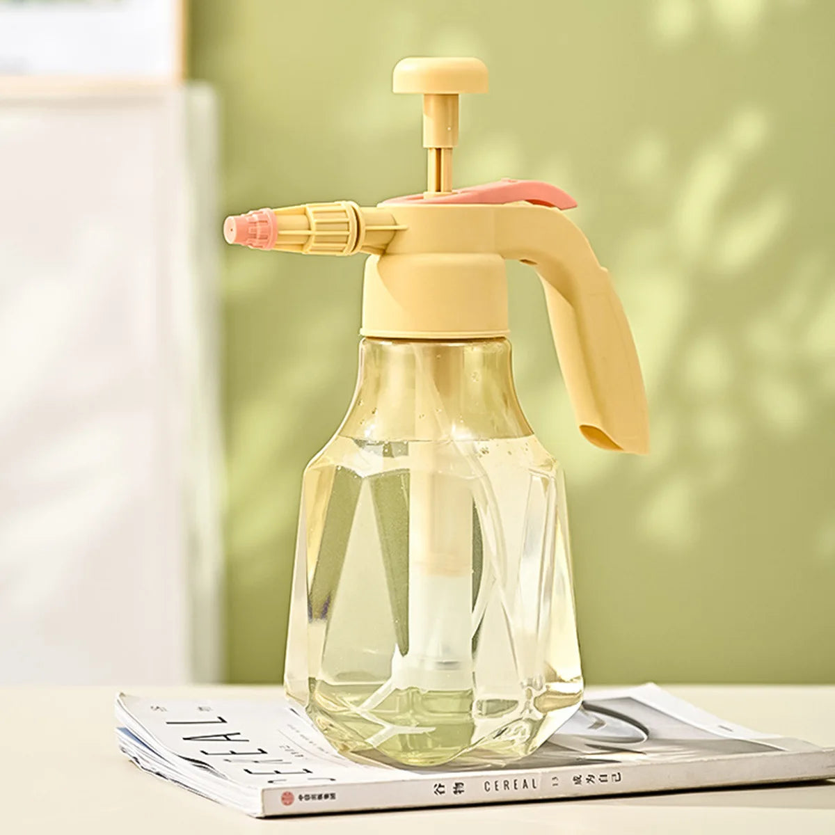 1PCS 1.5L Watering Bottle Pressure Garden Sprayer Spray Bottle With Pump Action Pressure With Adjustable Nozzle Plants Watering